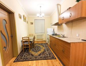 卡希的住宿－Guliyev Home，一间带桌子的厨房和一间餐厅