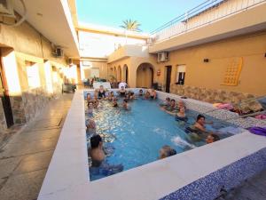 een groep mensen in een zwembad bij Hotel Los Olivos Termal Spa in Termas de Río Hondo