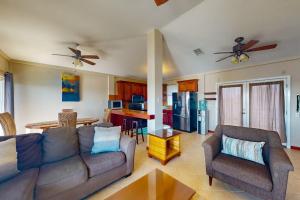 uma sala de estar com um sofá e uma mesa em Suite B301 at Mara Laguna em San Pedro