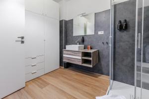 un bagno con lavandino e doccia di Milano Twin Suites - Cozy Chic in Santa Sofia MM4 a Milano Altre 163 foto