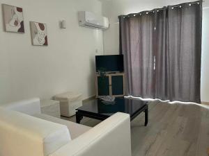 una sala de estar con un sofá y una mesa en PoliaNapa Nest, en Ayia Napa