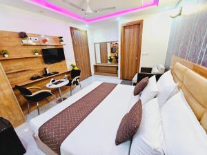 Hotel tu casa International Near Delhi Airport في نيودلهي: غرفة الفندق بسرير كبير ومكتب