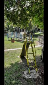 um escorrega amarelo num parque debaixo de uma árvore em Chácara Elshaday Shalom Arujá em Arujá