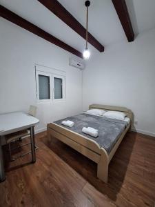 ein Schlafzimmer mit einem Bett mit zwei Handtüchern darauf in der Unterkunft Holiday home Bobija Skadar lake in Karuč