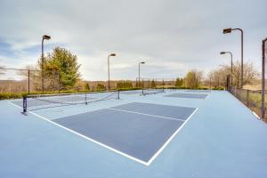 dos pistas de tenis en una pista de tenis en Spacious Virginia Retreat with Deck and Scenic Views!, en Leesburg