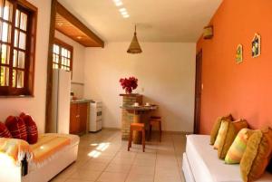 ein Wohnzimmer mit einem Sofa und einem Tisch in der Unterkunft Flat Barra in Barra Grande