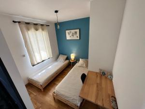 Tempat tidur dalam kamar di Chambre privée au calme - Proche gare - Parking gratuit