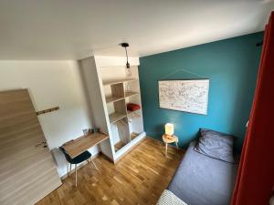 Habitación pequeña con cama y escritorio. en Chambre privée au calme - Proche gare - Parking gratuit en Le Gond
