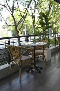 una mesa y sillas sentadas en un balcón en Novotel Santiago Vitacura, en Santiago