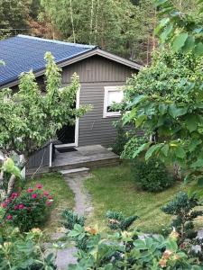 ein kleines Haus mit einer Veranda im Hof in der Unterkunft Litet modernt fristående hus i Skärgården på Värmdö, Stockholm in Värmdö