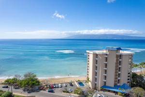 Una vista del océano desde el balcón de un hotel. en Kahana Beach Vacation Club, en Lahaina