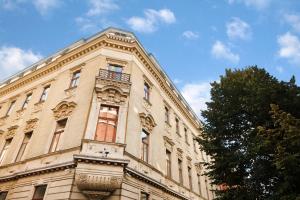 ein Gebäude mit einem Balkon auf der Seite in der Unterkunft Eurostars Palazzo Zichy in Budapest