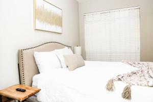 een slaapkamer met een wit bed en een raam bij Apartment in Houston Med Center in Houston