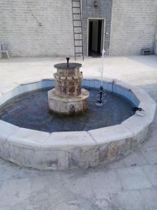 une fontaine dans une cour en face d'un bâtiment dans l'établissement شقة فاخرة مع مطل, à Amman