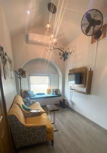 ein Wohnzimmer mit einem Sofa und einem Bett in der Unterkunft Casa Edka in Ensenada