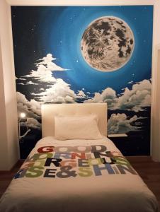 una camera da letto con luna piena e nuvole di Sleep & Fly Villa Luisa a Case Nuove
