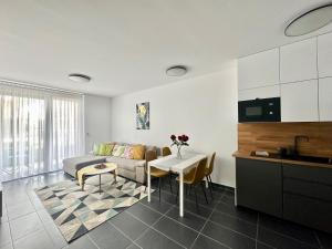 ein Wohnzimmer mit einem Sofa und einem Tisch in der Unterkunft Panorama Apartment 2 #W6 #Terrace #FreeParking in Budapest