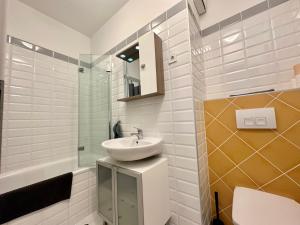 y baño blanco con lavabo y ducha. en Panorama Apartment 2 #W6 #Terrace #FreeParking en Budapest