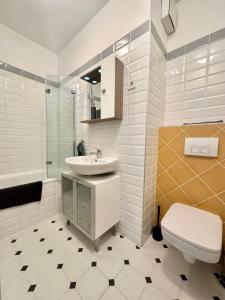 uma casa de banho com um lavatório e um WC em Panorama Apartment 2 #W6 #Terrace #FreeParking em Budapeste