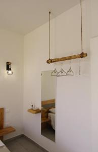 einen Spiegel in einem Zimmer mit einem Bett in der Unterkunft Broom House in San Foca
