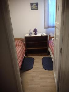 比哈奇Hostel Mlinar的一间卧室，有两张床、一张桌子和一盏灯