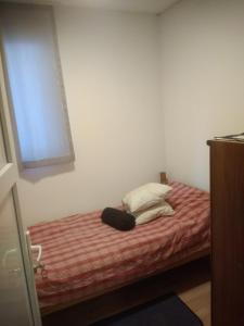 比哈奇Hostel Mlinar的一间卧室配有一张带红白毯子的床 更多3张照片