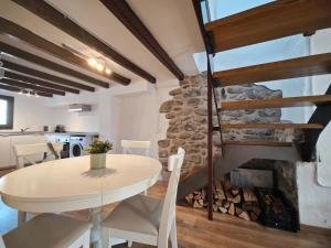 d'une salle à manger avec une table et un mur en pierre. dans l'établissement L'era del Ter, à Sant Pau de Segúries