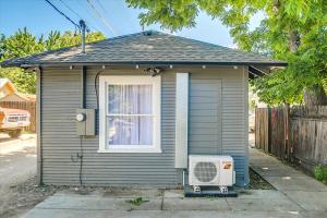Casa pequeña con ventana y aire acondicionado en SweetPea Tiny Home, en Boise