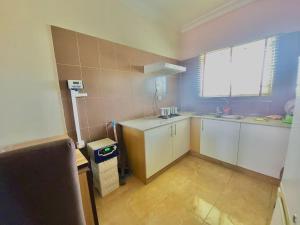 Cucina o angolo cottura di Quiet Apartment in Redemption Camp, Ogun State