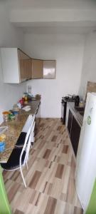 Hostel do Coreto في موسوجي: مطبخ مع كونتر وأرضية خشبية