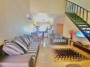 Area soggiorno di Quiet Apartment in Redemption Camp, Ogun State