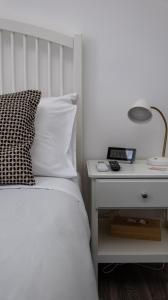 a bedroom with a bed and a nightstand with a lamp at Central Perk in Siracusa