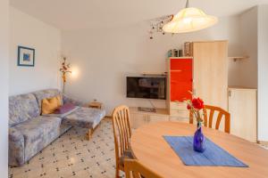 - un salon avec une table et un canapé dans l'établissement Ferienhof Franzelin, à Termeno