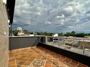 balcón con vistas a la ciudad en Loft Belmont Suites 202, en Pereira
