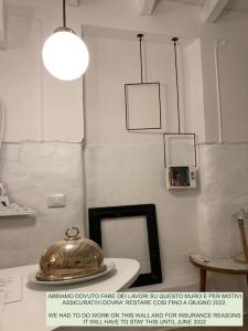 uma chaleira de chá numa mesa num quarto em PUNTO FERMO in Verona center 023091-LOC-01911 em Verona