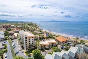 uma vista aérea de uma cidade e da praia em Maui Beach Vacation Club em Kihei