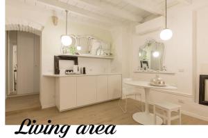 uma sala de estar com uma mesa e uma cozinha em PUNTO FERMO in Verona center 023091-LOC-01911 em Verona