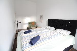 een slaapkamer met een bed met 2 kussens erop bij Spacious Apartment in Liesing Area LV5 in Wenen