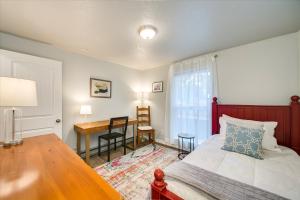 - une chambre avec un lit, une table et un bureau dans l'établissement Norton's River Crossing, à Boise