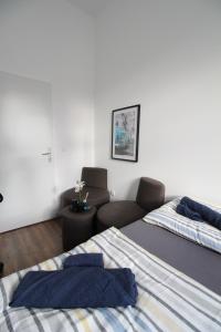 een hotelkamer met 2 bedden en een bank bij Spacious Apartment in Liesing Area LV5 in Wenen