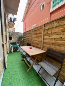 patio ze stołem, krzesłami i ogrodzeniem w obiekcie La Crémaillère confine Monte-Carlo w mieście Beausoleil