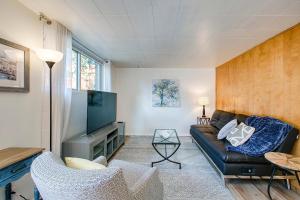 een woonkamer met een bank en een tv bij Red Ivy #4 in Boise