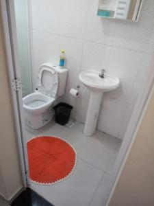 La petite salle de bains est pourvue de toilettes et d'un lavabo. dans l'établissement Apto térreo com ar condicionado próximo a praia Maranduba, à Ubatuba