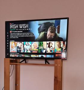 En tv och/eller ett underhållningssystem på Chambre Privée chez l'habitant