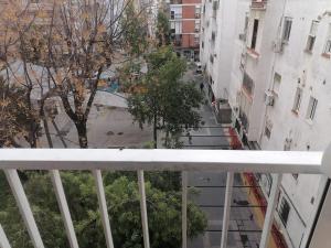 uma vista para uma rua da cidade a partir de uma varanda em Cosy apartment with shared balcony em Sevilha