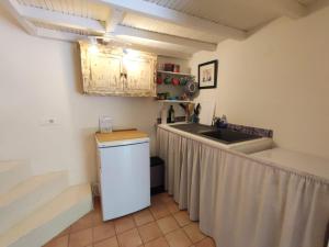 uma cozinha com um lavatório e uma bancada em Charmante maison de village Proche d'Uzès em La Bruguière