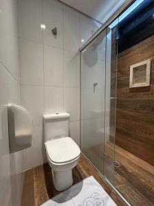 a bathroom with a toilet and a shower at Só Love Hotel in São Paulo