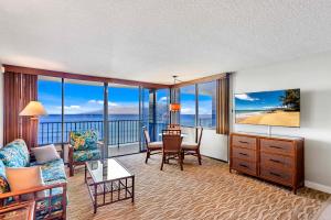 ein Wohnzimmer mit Meerblick in der Unterkunft Kahana Beach Vacation Club in Lahaina