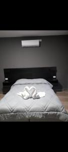 uma cama com duas toalhas brancas em cima em Arena blanca em Fiambalá