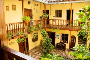 un edificio de apartamentos con balcón con plantas en Casa Bonita Colonial en Cajamarca